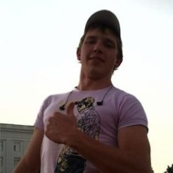 Парень, в поиске той самой единственной королевы красоты Парень, в поиске той самой единственной королевы красоты